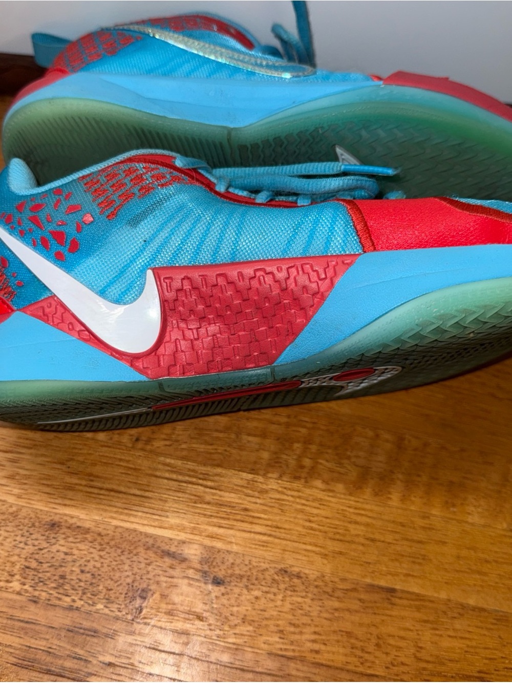 Nike Kids Low-Top Sneakers in Turquoise and Red with White Swoosh